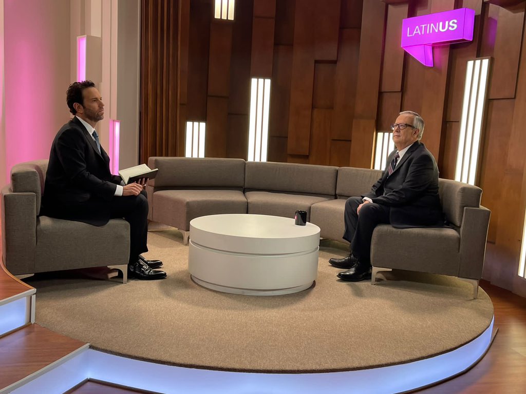 CarlosLoret's tweet photo. El otro 4º Informe. No se pierdan la vapuleada que le puso a @lopezobrador_ el que fue su primer secretario de Hacienda, Carlos Urzúa. La entrevista en #Loret de @latinus_us: https://t.co/GCtgNVHnNf https://t.co/kb7HcygVFt