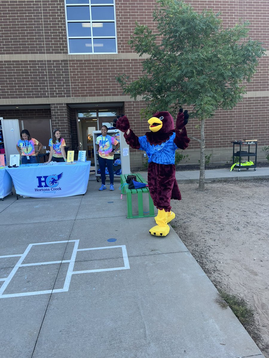 Our Kinders got to meet our Hawk this morning at Popsicles on the Playground! <a href="/ashleymhowey/">Ashley Howey</a> <a href="/HortonsCreekES/">Hortons Creek ES</a> #HawksDoItDifferent