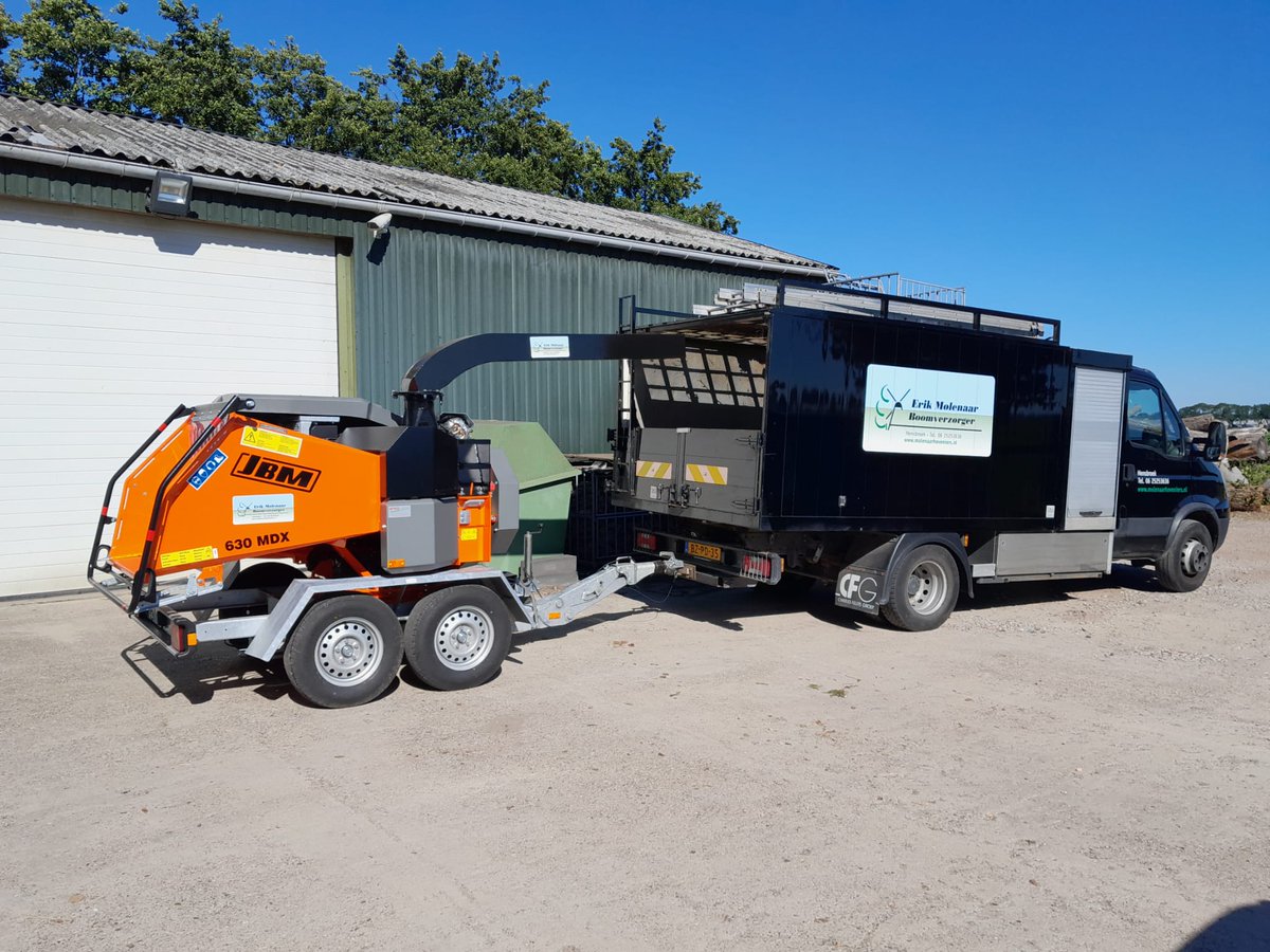 Afgeleverd aan Erik Molenaar Boomverzorging: Deze JBM 630MDX versnipperaar!  De 75 pk sterke versnipperaar kan stammen versnipperen tot een diameter van 22 centimeter. De machine komt ter vervanging van de oude versnipperaar het machinepark versterken.