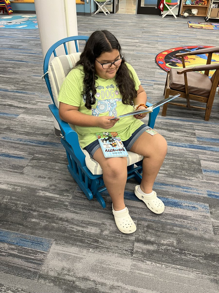 MrsVelazco5th's tweet photo. My class enjoying our library time with @SusieHavard @ECISDtweets #inspireharmony https://t.co/48vEHaVfyG