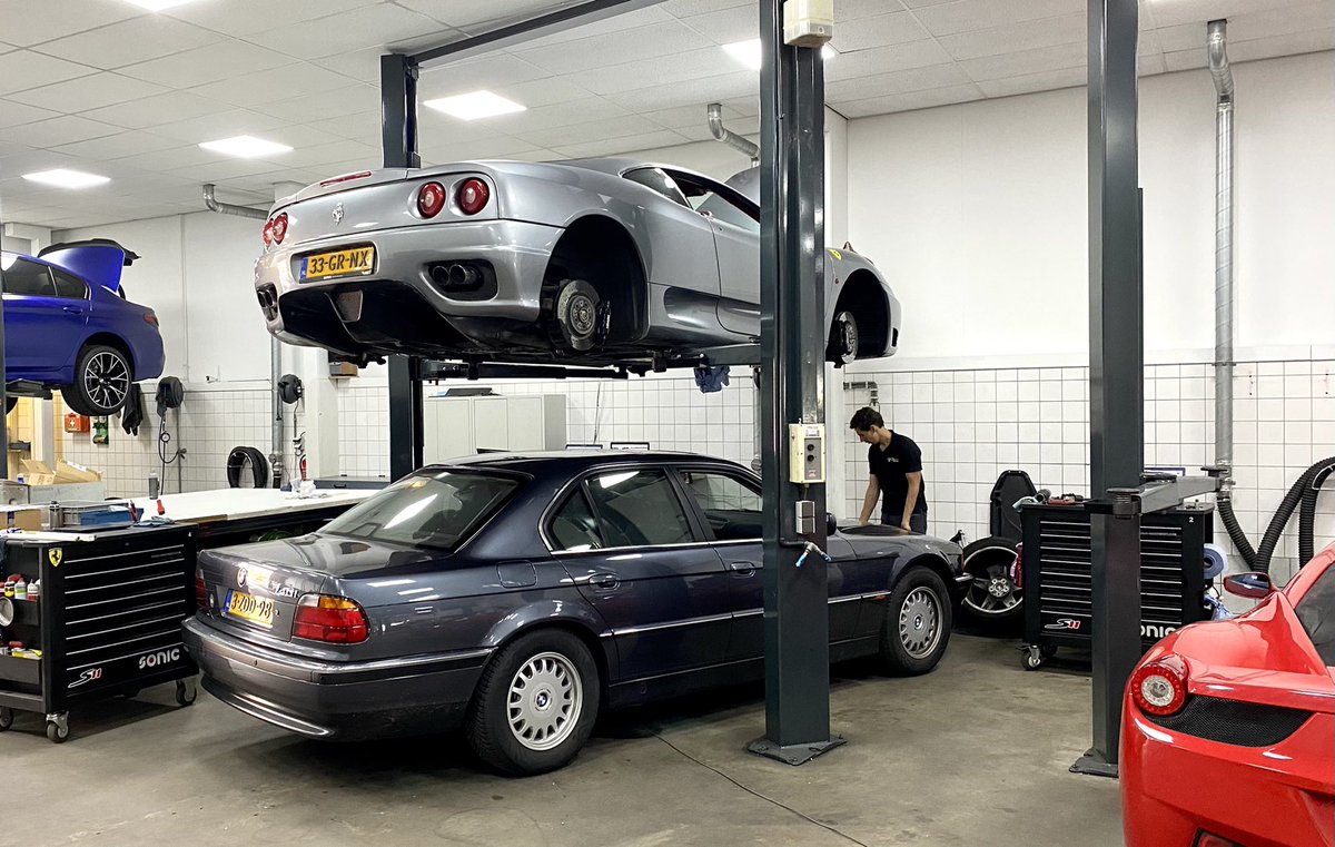 Brantsen's tweet photo. We hebben ‘m. Het onregelmatig voelbare hikje heeft een naam: de luchtmassameter is op z’n eind. #BMW #EngineersGarage Toch fijn, zo’n garage die nooit opgeeft. https://t.co/7fIJMM5jy7