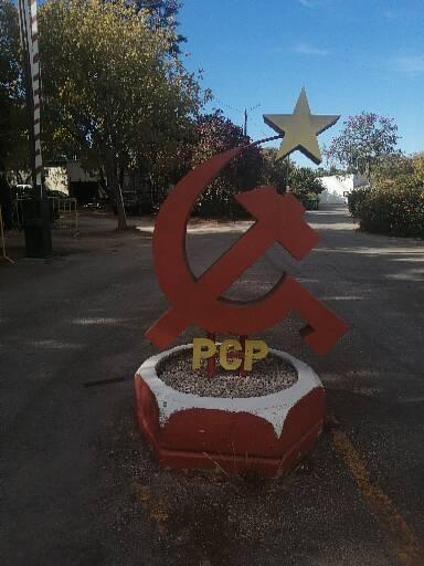 PCPE_Comunista's tweet photo. Momentos previos de montaje y camarederia en la Festa do Avante 2022 en la que el #PCPE está presente con otras organizaciones hermanas. https://t.co/6DX7ajCt7l