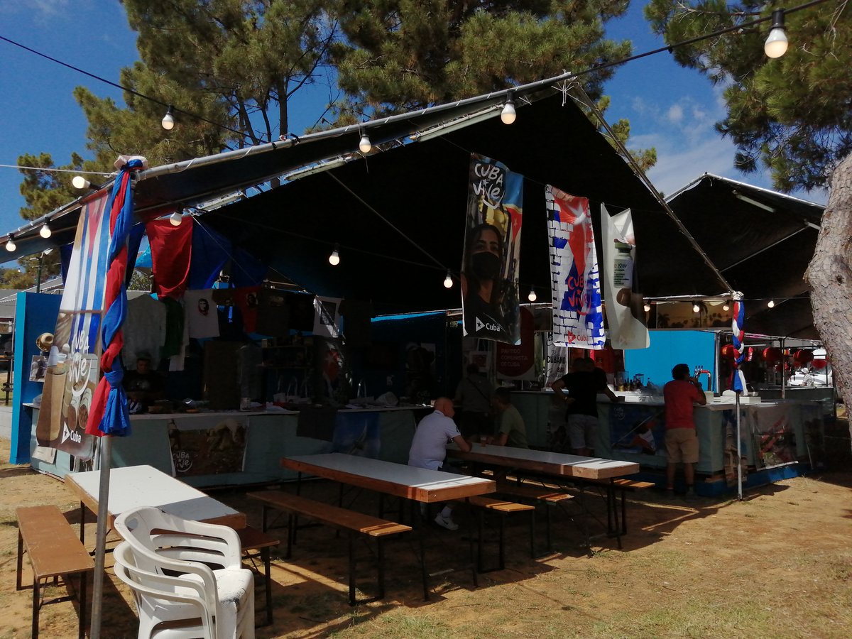 PCPE_Comunista's tweet photo. Momentos previos de montaje y camarederia en la Festa do Avante 2022 en la que el #PCPE está presente con otras organizaciones hermanas. https://t.co/6DX7ajCt7l