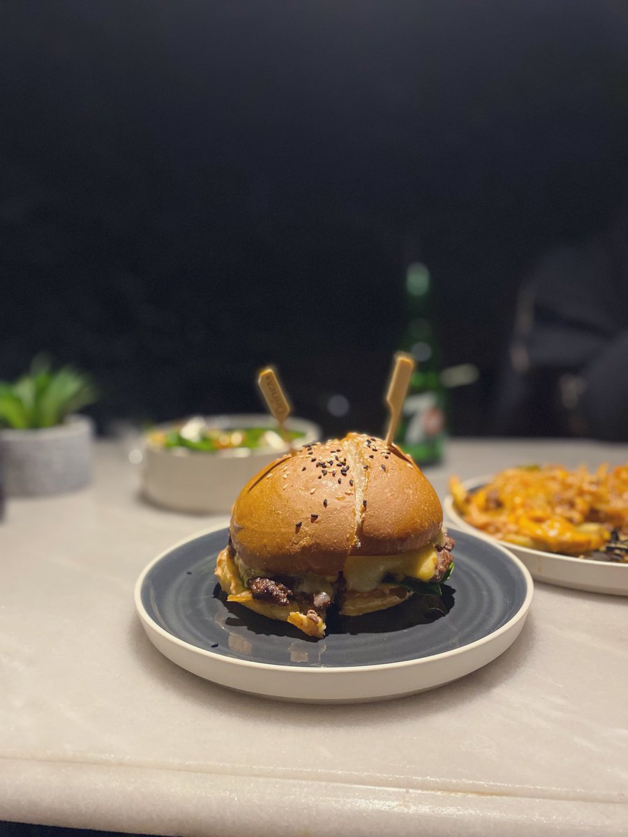 FA__riyadh's tweet photo. ستامب برجر | STAMP BURGER 🍔~ 

طلباتي 📝:
-ستامب برجر واقيو  52 ريال ✔️
-تشيلي ميبل كرسبي 31 ريال ✔️
-ستامب فرايز 22 ريال ✔️
-سلطة الروكا 25 ريال ✔️
-مشروب غازي 5 ريال 

📍#حي_الياسمين ، شارع القادسية ، المكان صغير ومرتب وبجلسات داخلية بسيطة ، الاكل بشكل عام لذيذ ويستحق الزيارة. https://t.co/LIagy5NVil