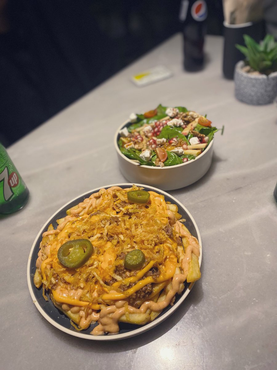FA__riyadh's tweet photo. ستامب برجر | STAMP BURGER 🍔~ 

طلباتي 📝:
-ستامب برجر واقيو  52 ريال ✔️
-تشيلي ميبل كرسبي 31 ريال ✔️
-ستامب فرايز 22 ريال ✔️
-سلطة الروكا 25 ريال ✔️
-مشروب غازي 5 ريال 

📍#حي_الياسمين ، شارع القادسية ، المكان صغير ومرتب وبجلسات داخلية بسيطة ، الاكل بشكل عام لذيذ ويستحق الزيارة. https://t.co/LIagy5NVil