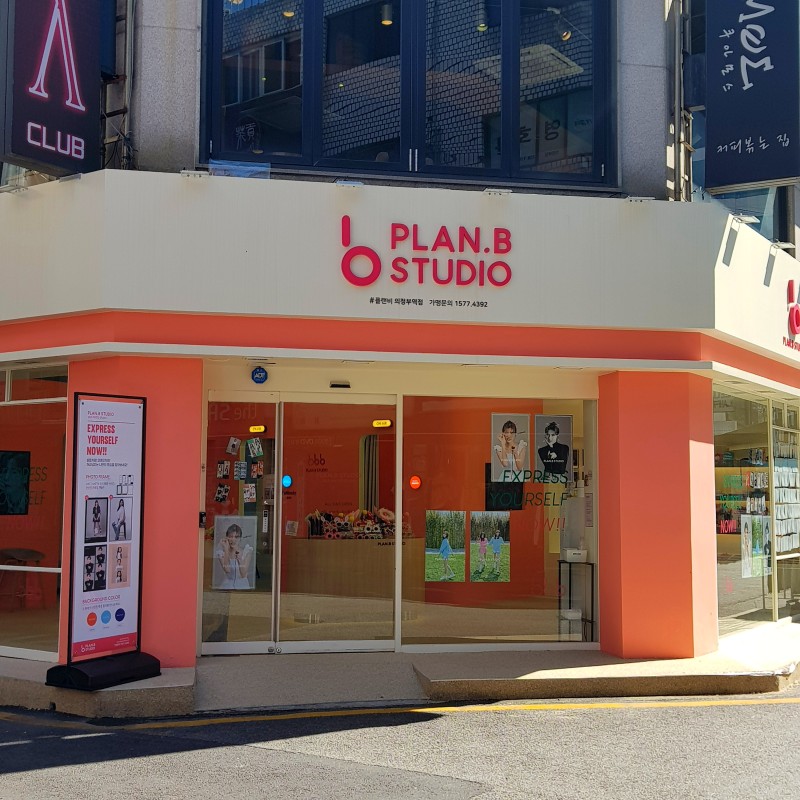 for_yihyun's tweet photo. a video greeting display on tv and a portrait with a signature of yihyun at plan b studio shop! 🤎

#조이현 #ChoYihyun https://t.co/I2xIR7dcZ8