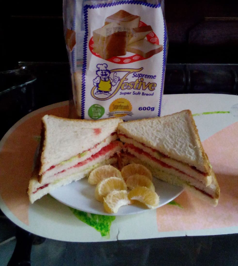 BukkiBulla's tweet photo. @FestiveBreadKe @FestiveBreadKe 
My favourite sandwich here is festive Bread,tomatoe sauce,lettuce and onions,with oranges on the side. https://t.co/B1ikFiE8eJ