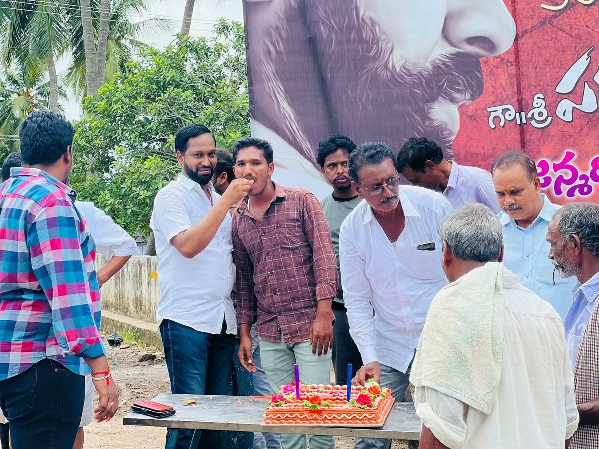 padyalas's tweet photo. నాగాయలంక మండలం లోని మర్రిపాలెం వంతెన సెంటర్ ల్లో పవన్ కళ్యాణ్ గారి జన్మదిన వేడుకలు మర్రిపాలెం గ్రామ యువత ఆధ్వర్యంలో ఘనంగా నిర్వహించారు
#happybirthday
#janasenani✊✊ https://t.co/LQ3APcVDOF