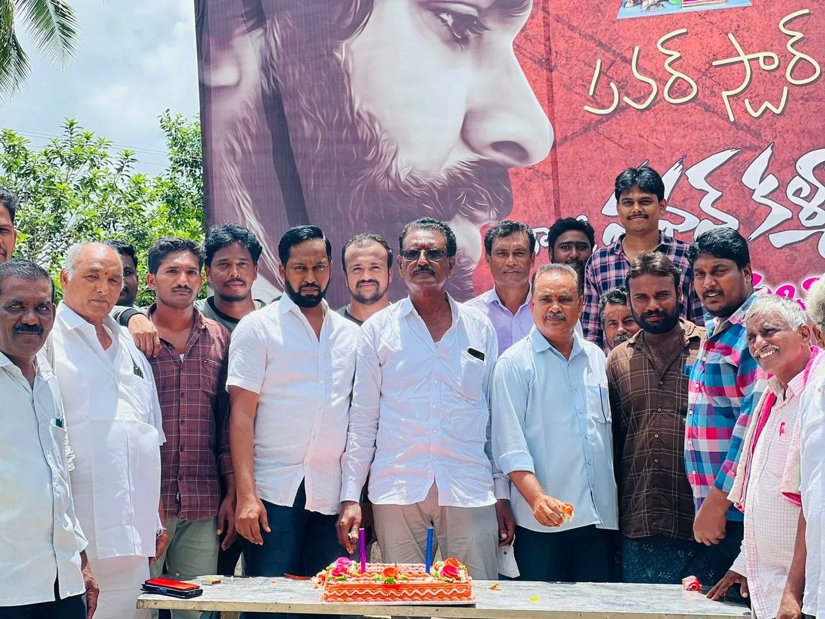 padyalas's tweet photo. నాగాయలంక మండలం లోని మర్రిపాలెం వంతెన సెంటర్ ల్లో పవన్ కళ్యాణ్ గారి జన్మదిన వేడుకలు మర్రిపాలెం గ్రామ యువత ఆధ్వర్యంలో ఘనంగా నిర్వహించారు
#happybirthday
#janasenani✊✊ https://t.co/LQ3APcVDOF