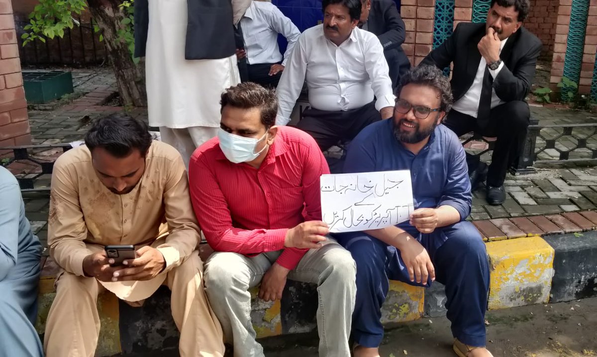 khurram7733's tweet photo. @ChParvezElahi ایک سال سے بے روزگار اپ کی توجہ کے مستحق خدارا بحالی کی جائے آئی ٹی آپریٹرز محکمہ جیل خانہ جات پنجاب https://t.co/NckJ9MpxGH