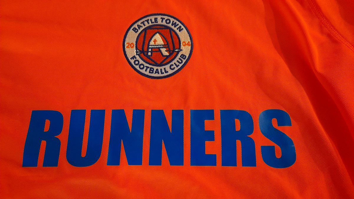 Please cheer your socks off for the Battle
Town Football Club runners taking part in this Sunday's
Battle Bonfire Boys 10k road race. Starts from the
Green at 10am.

With THIS running top you won't miss us!