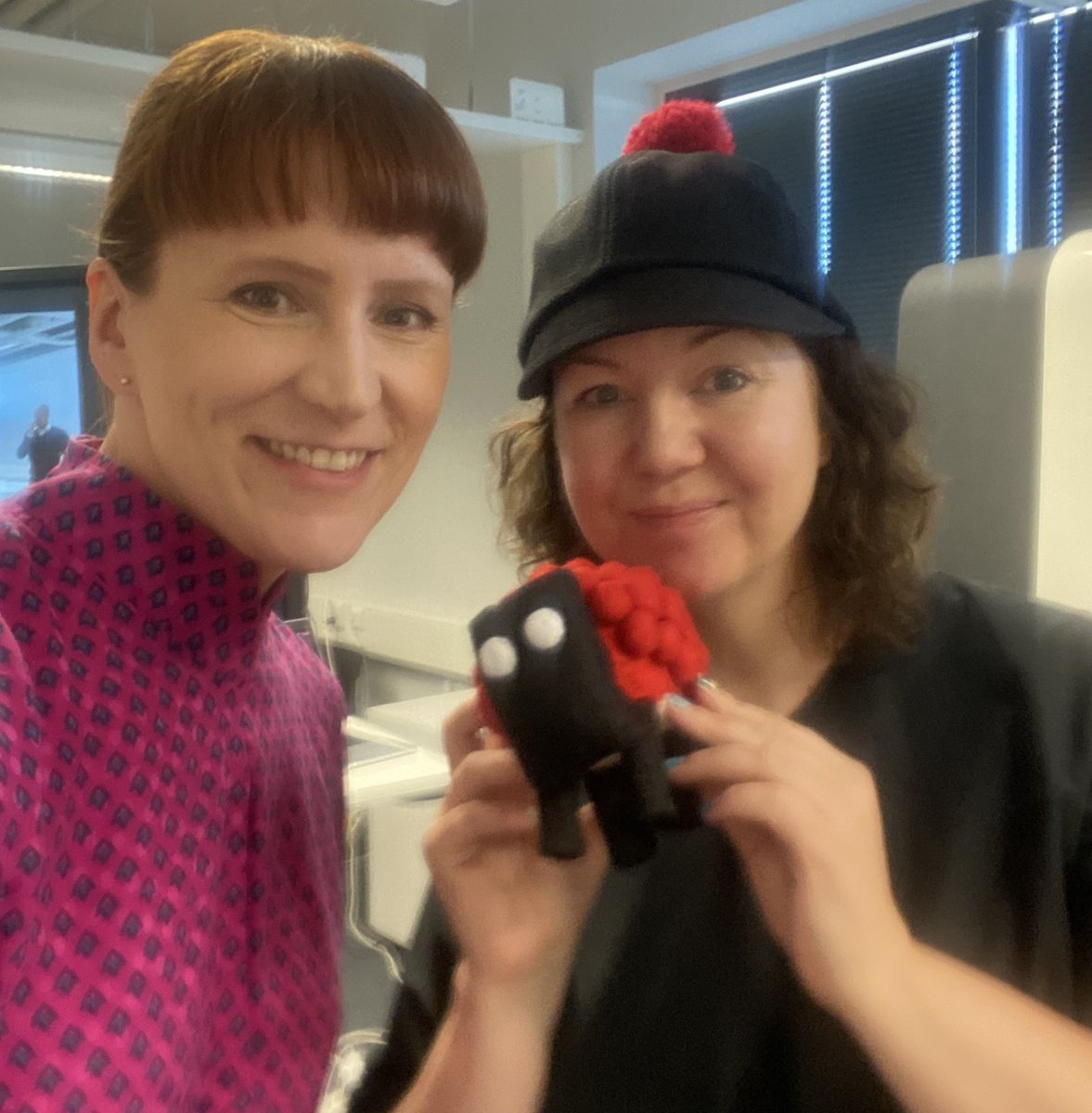 ”Parhaimmillaan tarina on käsinkosketeltava” Kiitos tarinallistaja <a href="/akalliom/">Anne Kalliomäki</a> puheenvuorosta johtamisviestinnän päivässä @kehityosaajana ja ytimeen osuvista yritysten esimerkeistä #tarinallistaminen