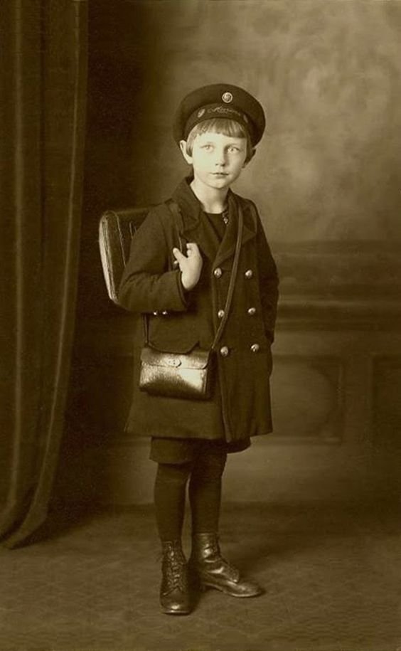 JulotduLac's tweet photo. Hot Girl Summer is over, now I'm on my way to Victorian Boy Autumn. This is how I'm about to start dressing https://t.co/ImVvw5eeVb