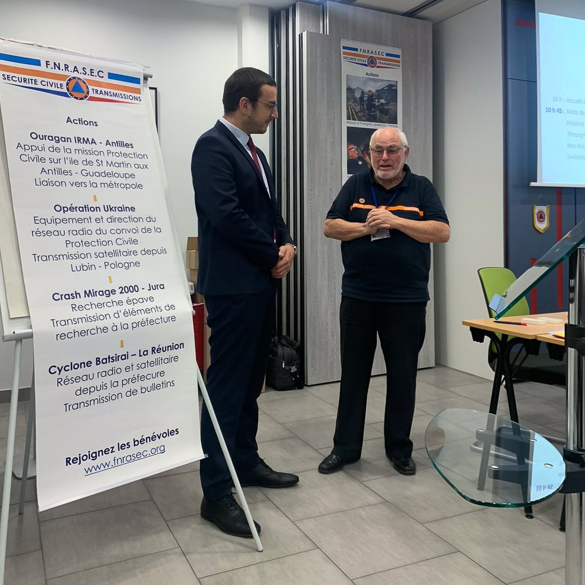ProtecCivilefr's tweet photo. #partenariat 🤝 - Déjà partenaires lors de la mission humanitaire #Ukraine menée en mars, la @ProtecCivilefr et la Fédération Nationale des Radioamateurs au service de la Sécurité Civile @fnrasec signent, aujourd'hui, une convention officielle de partenariat. https://t.co/IvCV1ydRDM