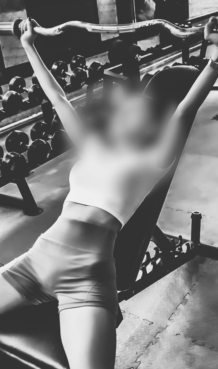 Taking full advantage of the hotel's gym facility before dinner &amp; drinks! 🏋️‍♀️