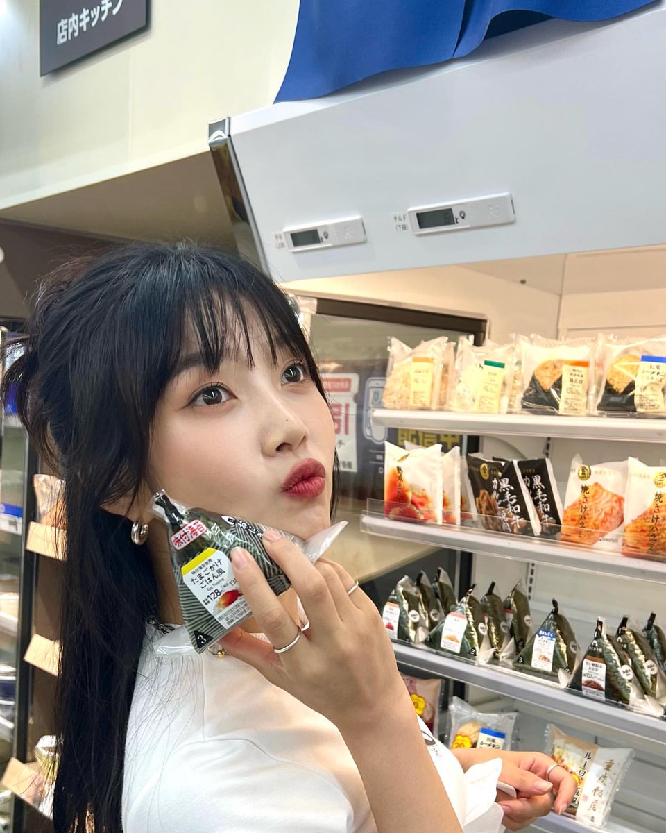 JoyeousIy's tweet photo. A tiring afternoon accompanies you in purchasing your apartment's refrigerator needs since it's too clean for electronic that should be used. Fascinating dating idea: grocery shopping. Tell me your favorite food and I will buy the ingredients so I can cook, especially for you. https://t.co/C990NGRPln