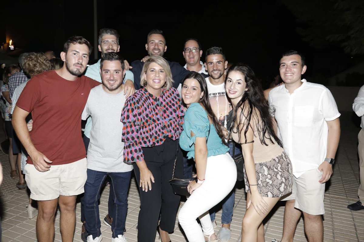nnggcartagena's tweet photo. 📣¡El #PolígonoDeSantaAna, está en fiestas!🥳

👉🏼Anoche, @NoeliaArroyoHer👩🏼 pregonó🎤 los festejos que cuentan con un programa repleto de actividades🕺🏻 y conciertos🎸que podremos disfrutar junto a nuestros vecinos🫂🏘 

🥰¡Enhorabuena por esta V edición!👏🏼

#ComprometidosConCT💙 https://t.co/xOsR5t0gE9