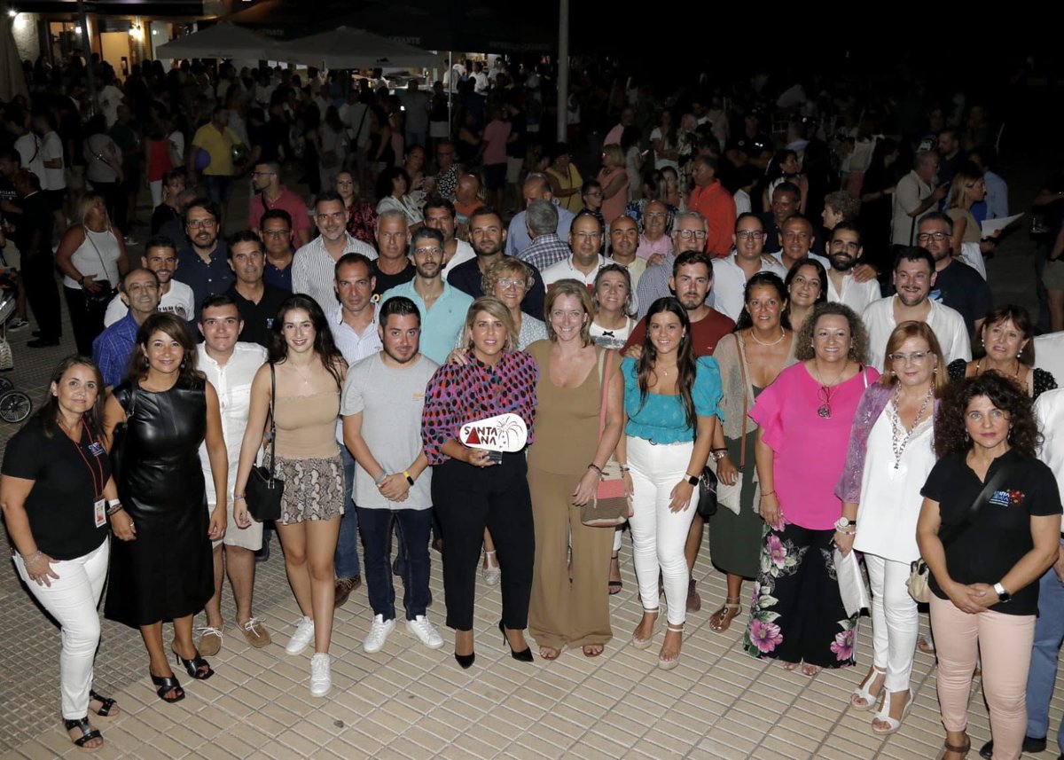 nnggcartagena's tweet photo. 📣¡El #PolígonoDeSantaAna, está en fiestas!🥳

👉🏼Anoche, @NoeliaArroyoHer👩🏼 pregonó🎤 los festejos que cuentan con un programa repleto de actividades🕺🏻 y conciertos🎸que podremos disfrutar junto a nuestros vecinos🫂🏘 

🥰¡Enhorabuena por esta V edición!👏🏼

#ComprometidosConCT💙 https://t.co/xOsR5t0gE9