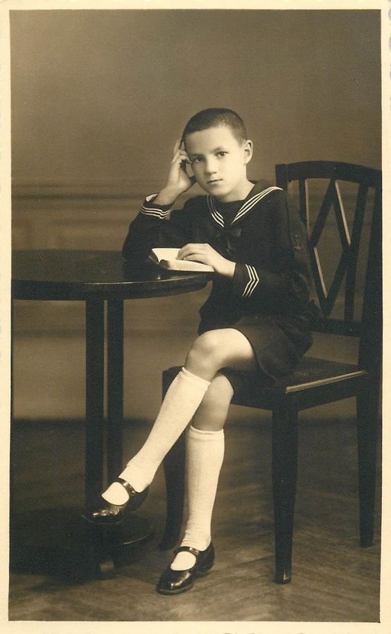 Hot Girl Summer is over, now I'm on my way to Victorian Boy Autumn. This is how I'm about to start dressing