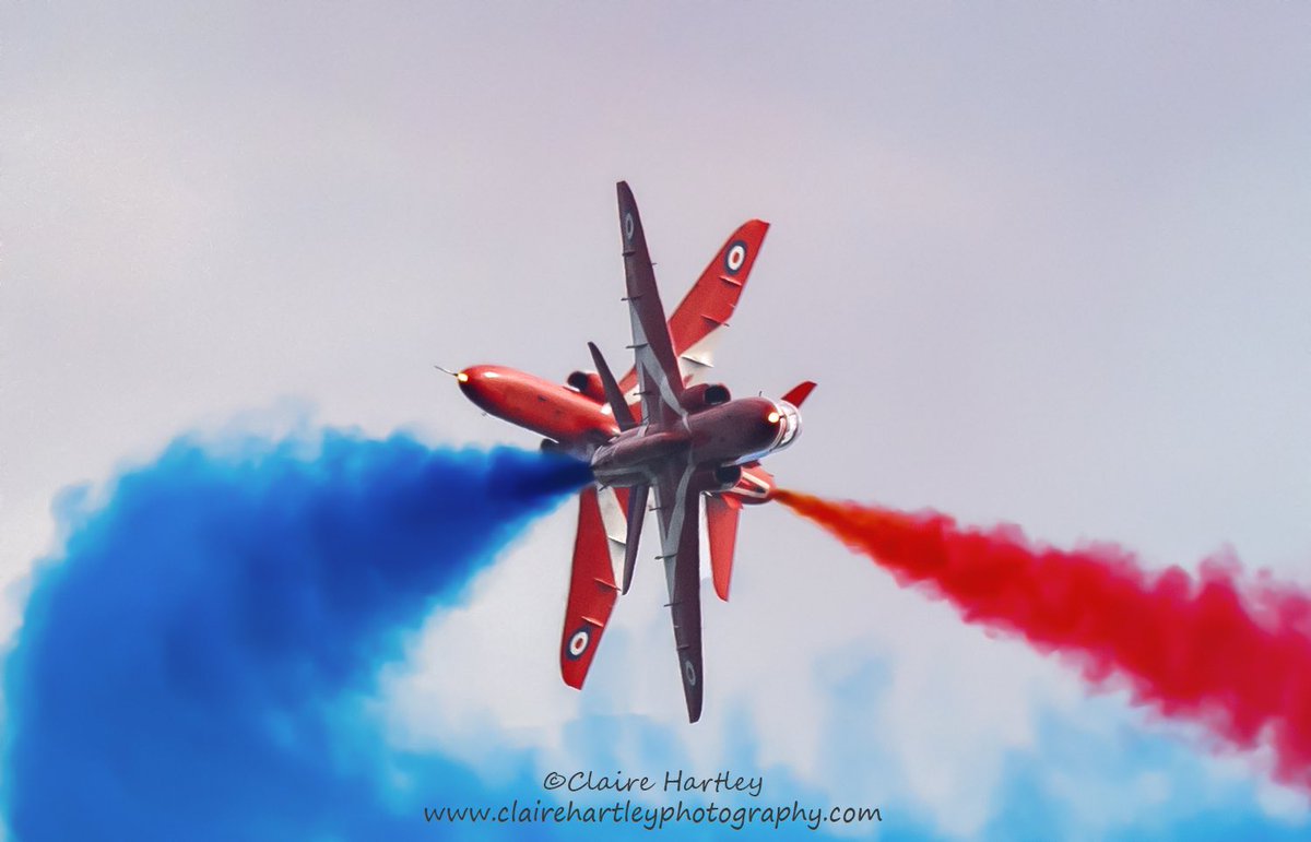 POW! The <a href="/rafredarrows/">Red Arrows</a> synchro pair breaking in the Detonator yesterday <a href="/BmthAirFest/">Bournemouth Air Festival</a>