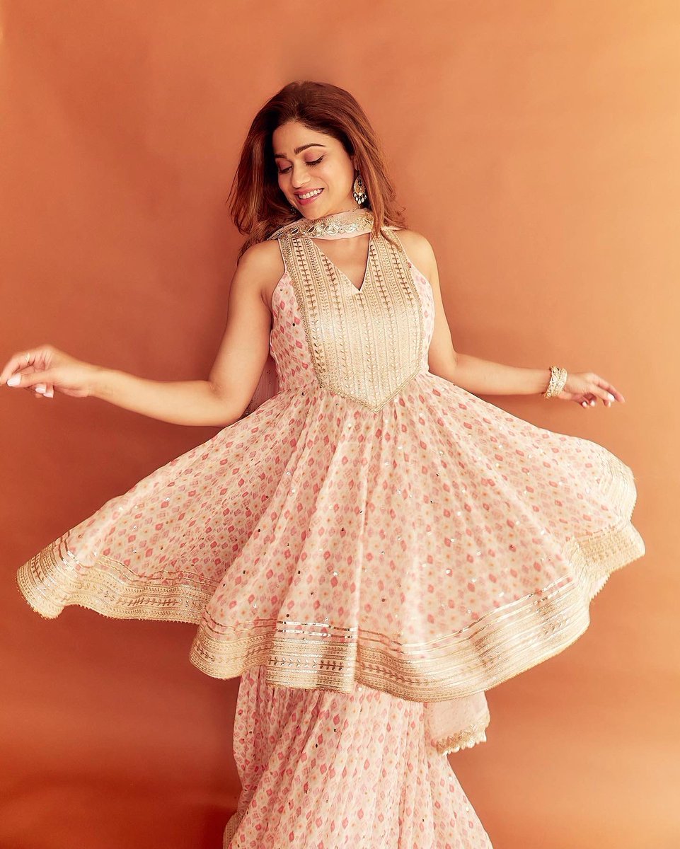 ShamitaShetty's tweet photo. Pure pink with positivity ❤️

Outfit : #gopivaid 
Jewellery: @Anmol_Jewellers 
Styling: #anusoru https://t.co/LLBc6AEXOO