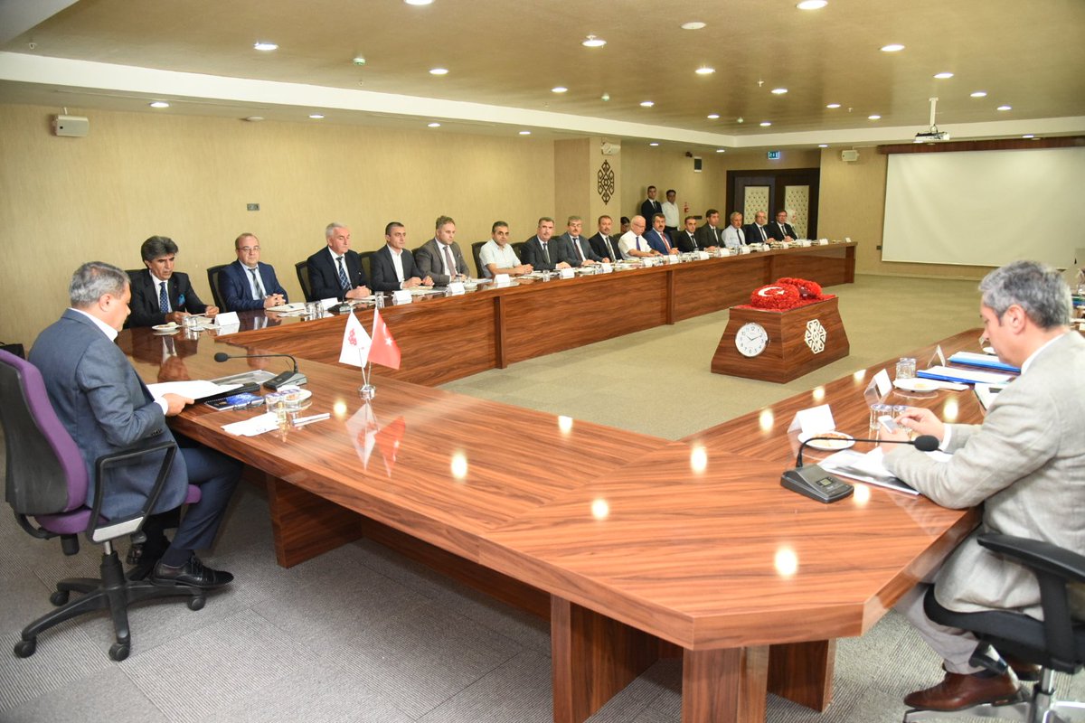 Valimiz Sayın <a href="/hasansildak/">Hasan ŞILDAK</a>, Müdürümüz <a href="/tatliali12/">Ali Tatlı</a> eşliğinde, müdür yardımcılarımız şube müdürlerimiz ve ilçe millî eğitim müdürlerimiz ile gerçekleştirdği toplantıda, eğitim yılı öncesinde yürütülen hazırlıkları ve BİGEP çalışmalarını  değerlendirdi.

<a href="/tcmeb/">Millî Eğitim Bakanlığı</a> <a href="/TC_Balikesir/">Balıkesir Valiliği</a>
