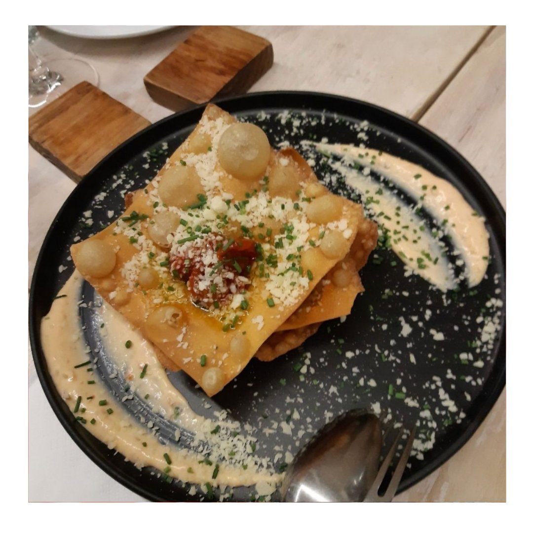 BadianaTapas's tweet photo. Uno de los platos que más sorprende a nuestros clientes es la lasaña crocante de boloñesa coreana de buey gallego ¿Aún no la has probado? No esperes más 🤤 #badianatapas #prazadaleña #pontevedra #lasaña #buey #coreana #boloñesa  #pontevedramola #pontelovers #tapeo #pontevedralife https://t.co/1EZSDXB9bN