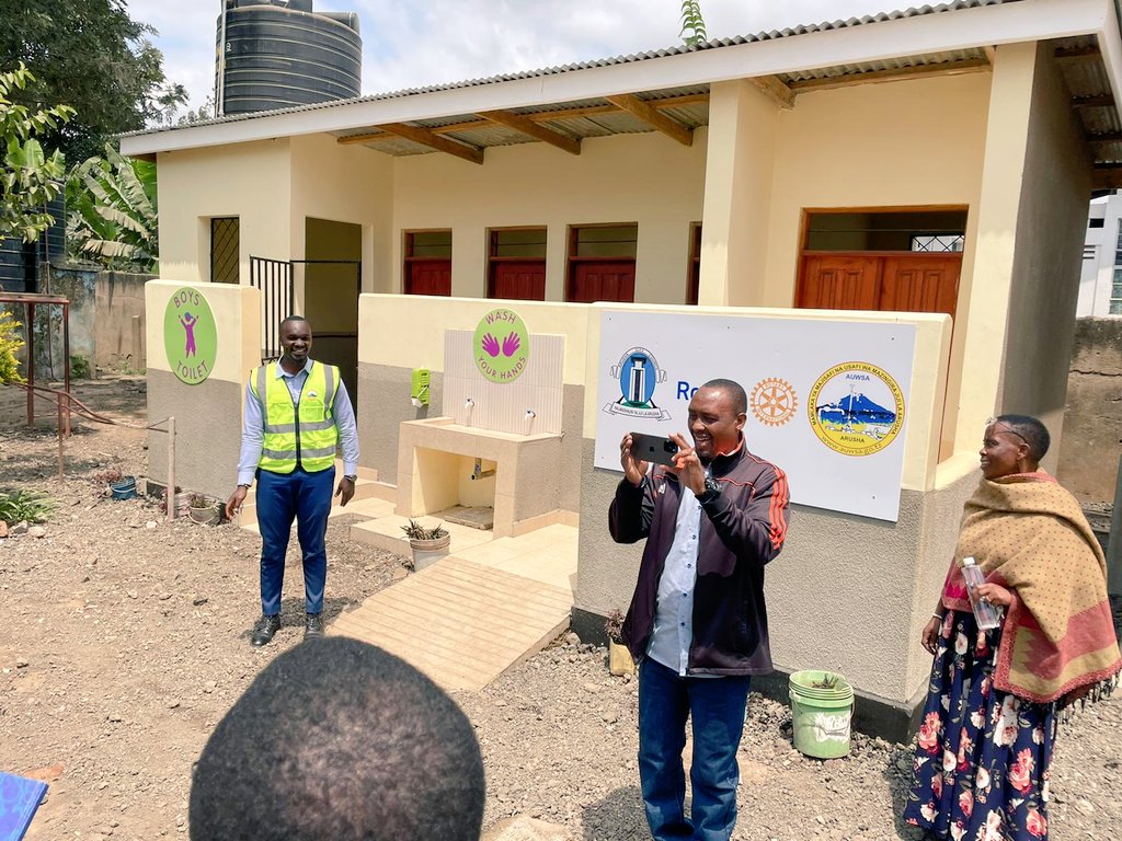 NjiroRc's tweet photo. RCNjiro attended the Toilets Project at Uhuru Primary School, funded by the Rotary Club of Arusha, in collaboration with the Arusha City Council  and the Arusha Urban Water Supply and Sanitation Dept. They have done 14 Primary Schools and are going to continue with other schools. https://t.co/ZlLxHnYfyK