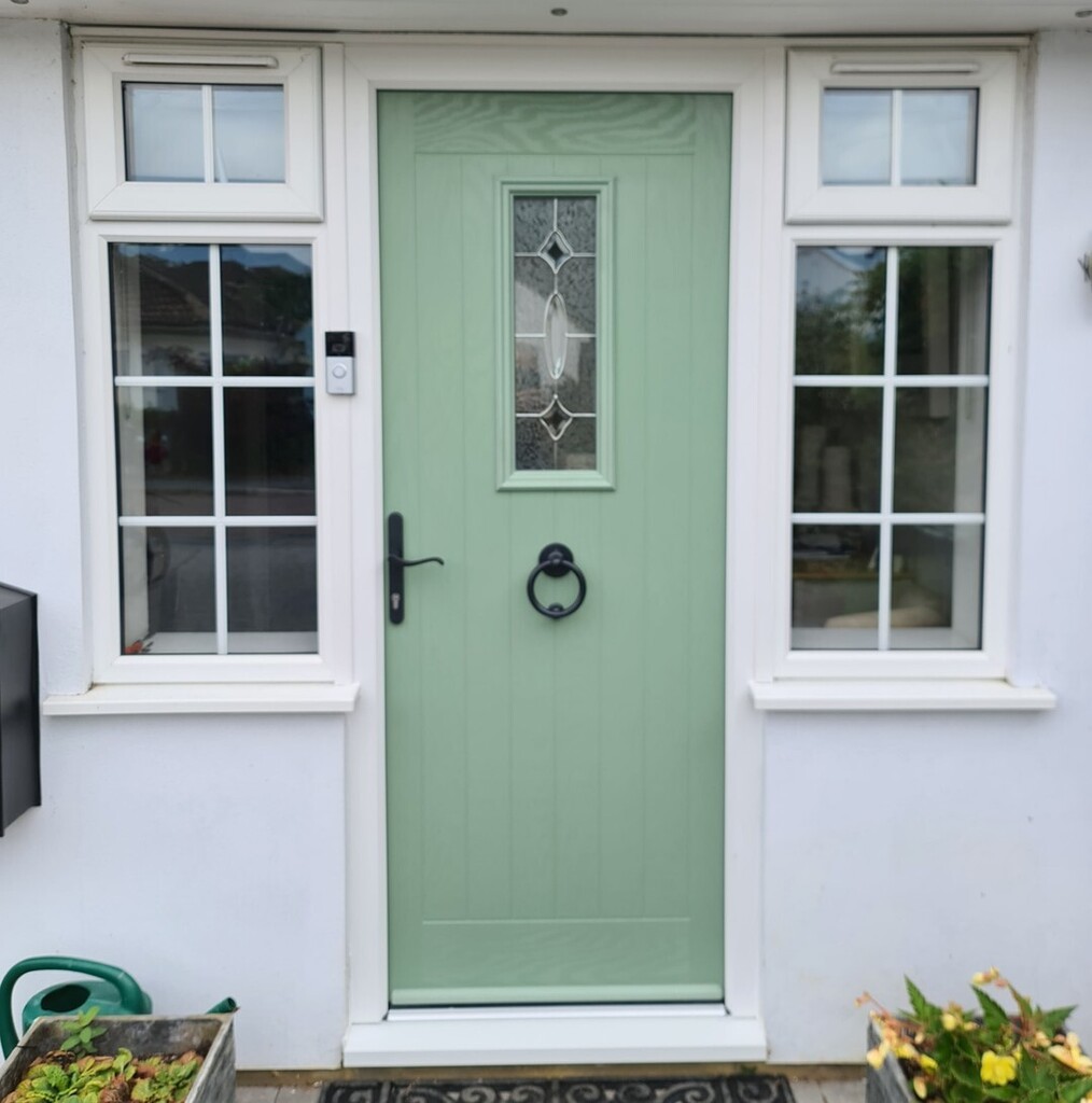 DNKservices's tweet image. New GRP Composite Door, Chartwell Green colour composite door and White smooth Eurocell Chamfered Frame, Rustic Large Rectangle design with Clarity Zinc Glass. Heritage Black Swan handles and Bull Ring Knocker to match, Multi hook locking system with Avo… instagr.am/p/Ch_9biXIgIz/