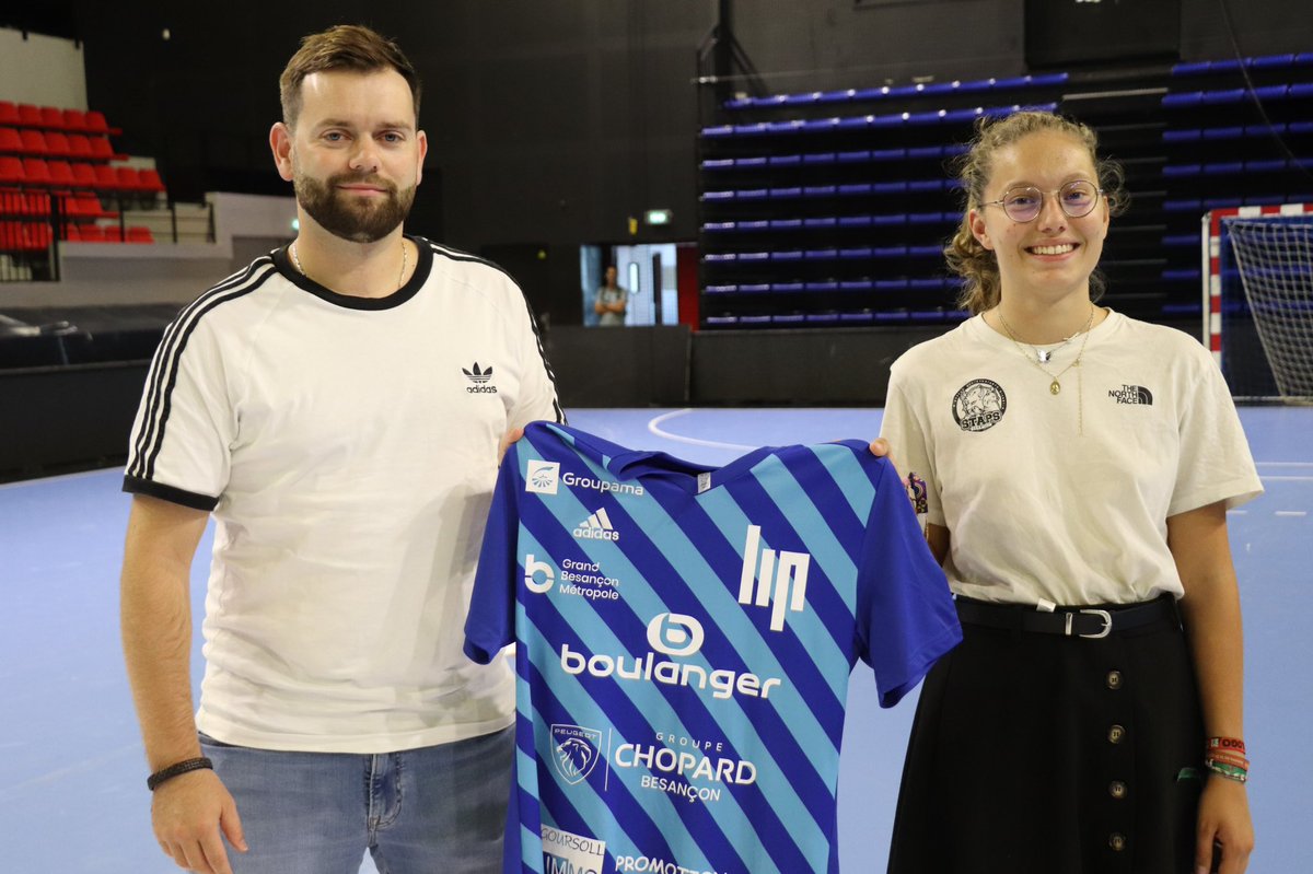 gbdh_handball's tweet photo. ✍🏻 𝙎𝙚 𝙌𝙪𝙚𝙙𝙖 

🤩 Le 𝗞𝗢𝗣 𝗦𝗧𝗔𝗣𝗦 du @stapsbisontin et le GBDH viennent de prolonger leur partenariat d'exclusivité 🤝 ! Il sera de nouveau présent lors de plusieurs rencontres de la saison 2022/2023 de ProLigue !

#AllezleGBDH #GrandissonsEnsemble #Signature https://t.co/VSYiwMndZM