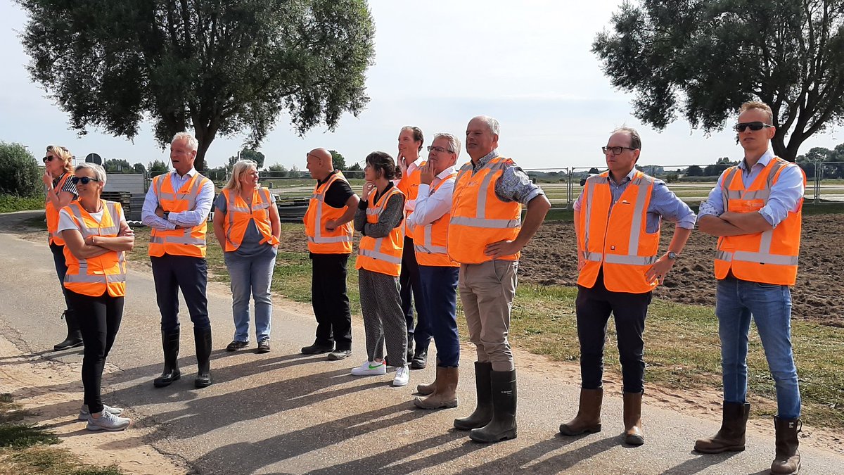JeroenHaan1's tweet photo. Trekker op #waterstof, volledig #electrische vrachtwagen & kraan/graafmachine op waterstof (2e komt er aan).
Werk in de uiterwaarden van #Salmsteke is begonnen, volgend jaar het werk aan #dijk. Daar ook werken met #ProLock kunstof damwand; helpt tegen #piping (=water door dijk). https://t.co/fqvRhk6eWy