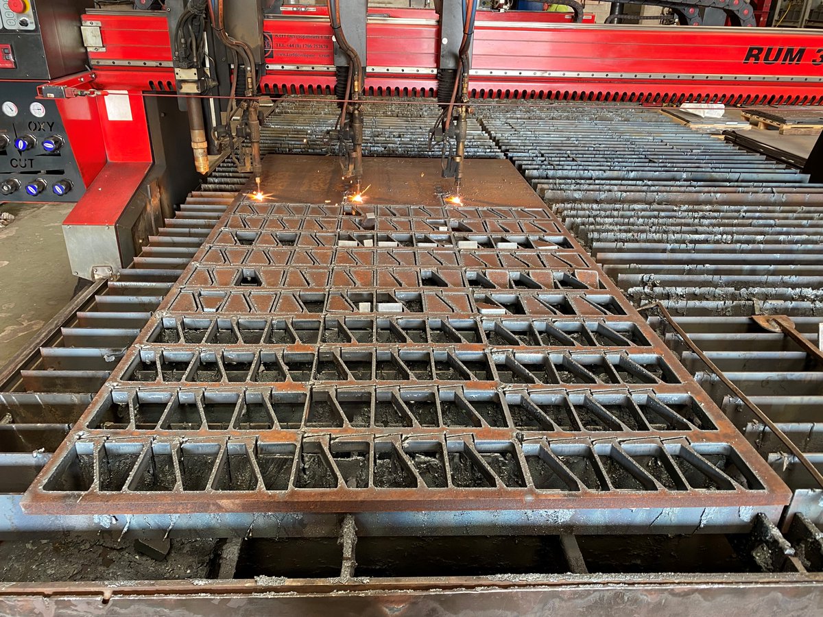 Three heads in action on the Flame machine this morning! Working our way through these 25mm thick gussets 

#flame #engineering #ukmanufacturing #mildsteel