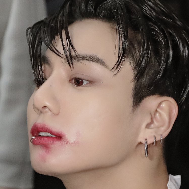 jungkook admirer on Twitter "the lipstick stains on his hand 😭😭 https