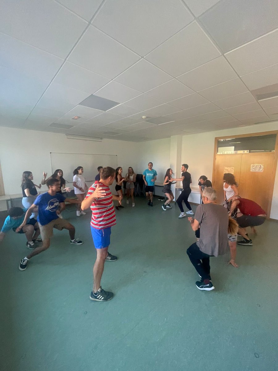 cuencaaescena's tweet photo. Tercer día de jornadas y el alumnado de @cristinaalcazaroficial progresa cada día. Grandioso trabajo de nuestra profesora de interpretación ante la cámara 🎥 #cuencaaescena #cine #teatro #cursos #formacion #cristinaalcazar https://t.co/47XMJr96ID