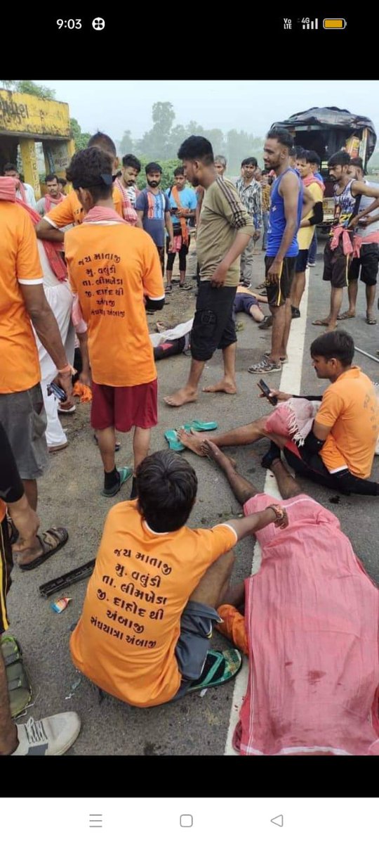 દાહોદથી અંબાજી તરફ પદયાત્રા જતાં અરવલ્લી જિલ્લાના માલપુર નજીક કૃષ્ણપુરા પાસે થયેલ અકસ્માતમાં ૬ લોકોના નિધન થતા શોકની લાગણી અનુભવું છું.
પ્રભુ તેમની આત્માને શાંતિ અને એમના પરિવારને આઘાત સહન કરવાની શક્તિ અર્પે એવી પ્રાર્થના.