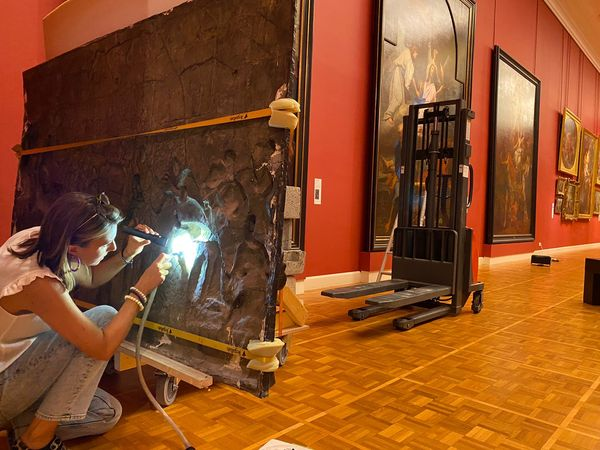 mbar_officiel's tweet photo. [#Collectionspermanentes] [#Montage]🔍✨
👉 Le déplacement des bas-reliefs nous donne l'occasion de bichonner ces bronzes qui étaient exposés à l’entrée du 1er étage du musée. https://t.co/7VAxikwX3p
