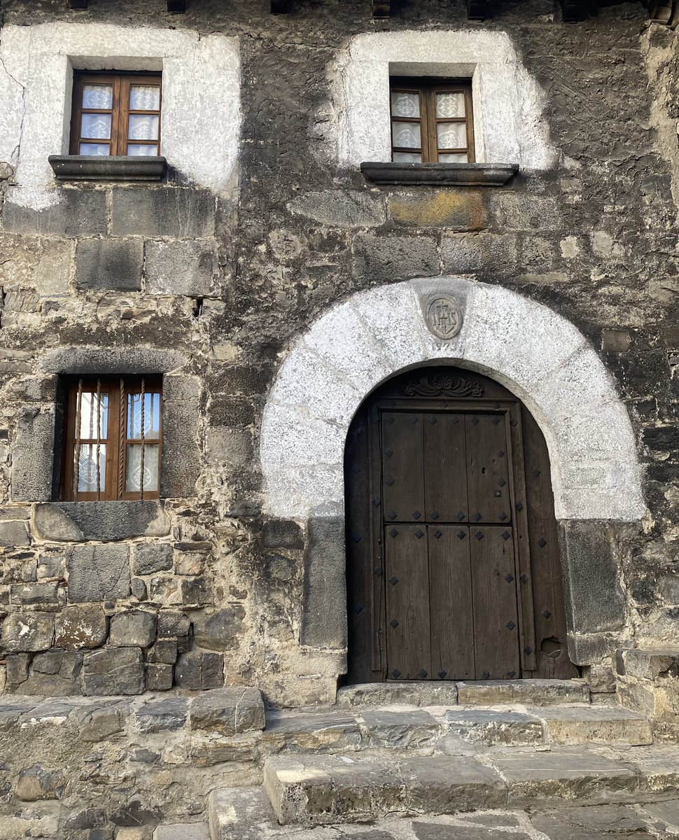 Toda puerta y ventana esconden historias. Quieres convertirlas en relato sonoro. Ha llegado la 4a edición de NNS: podcasting (uab.cat/web/postgrado/…) #formación#relato sonoro#podcasting