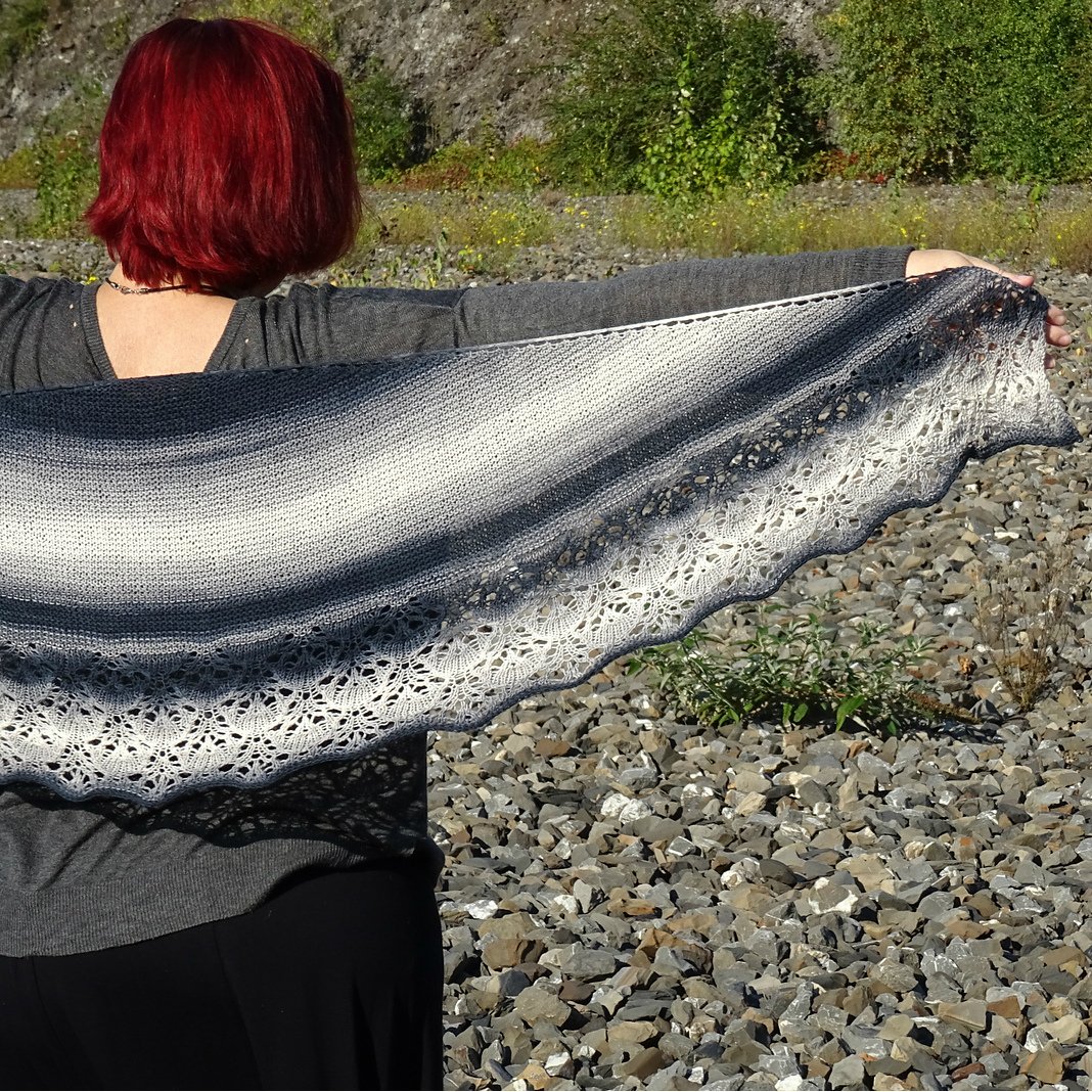 Selana1505's tweet photo. A beautiful, crescent shaped shawl with a dragon scale pattern for the edging.
Pattern: https://t.co/VEEJbbzUn0
#KnittingTwitter #KnittingPattern #offRavDesigner #ElevensesHour #CraftBizParty #Knitting #ShawlKnitting https://t.co/hnPN0PYso9