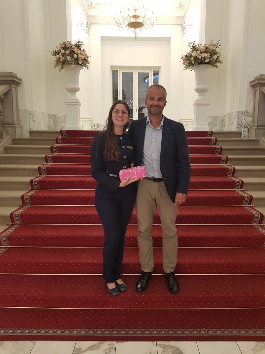 Aunque nuestra alumna Bárbara Escobedo está encantada en el Hotel Aurea Ana Palace de <a href="/eurostarshotels/">EurostarsHotel</a> de Budapest, seguro que le ha hecho mucha ilusión recibir la visita de nuestro profesor Javier Gundelfinger y el detalle de los sobaos de la tierruca 🤗 #detallesquegustan