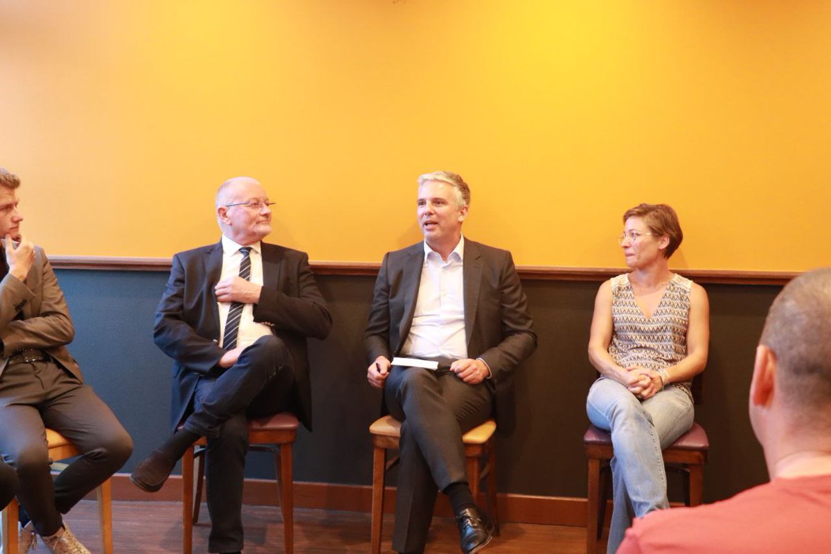 enmarchemarne's tweet photo. Avant l'inauguration de la #FoireChalons, le ministre @JCCOMBE, Ministre des Solidarités, est venu rencontrer et échanger hier soir avec les membres de la #MajoritéPrésidentielle dans la #Marne : un moment convivial et fort pour cette rentrée 2022 https://t.co/PZZ8hERYU3