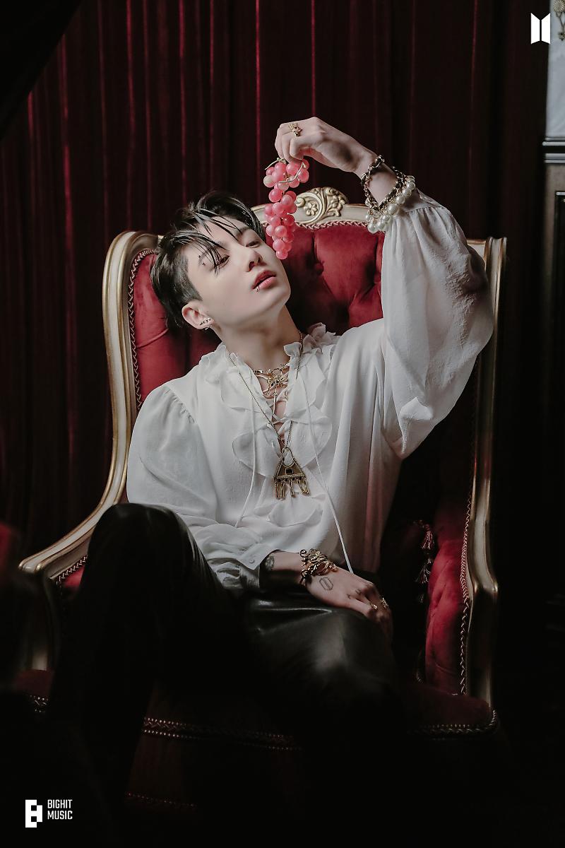bts7oclock's tweet photo. JEON JUNGKOOK IS ROYALTY https://t.co/YpeDTNV5eT