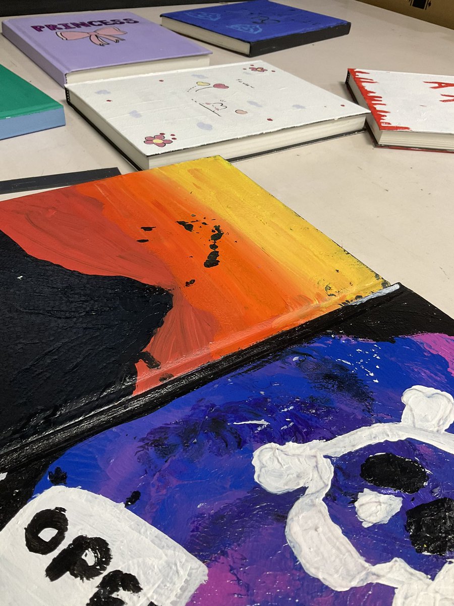 aiscvisualarts's tweet image. #AISCMiddleSchool artists are midway in completing cover designs of #artjournal that expresses their #identity. #AISCLearner #AISCVisualArts #AISCInTheClassroom