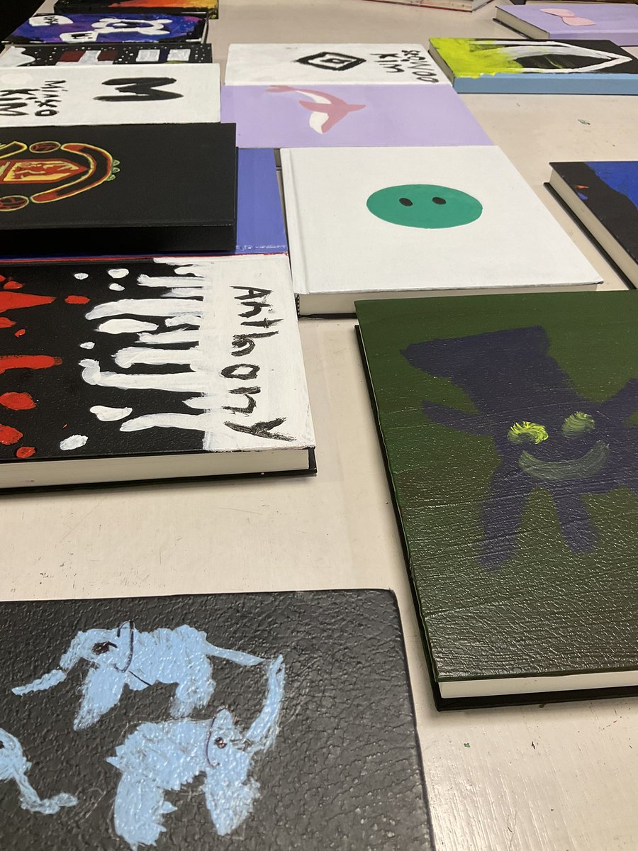 aiscvisualarts's tweet image. #AISCMiddleSchool artists are midway in completing cover designs of #artjournal that expresses their #identity. #AISCLearner #AISCVisualArts #AISCInTheClassroom