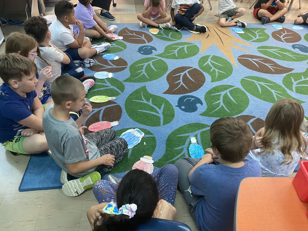 Comparing attributes during second grade math.  “What do you notice…?”  <a href="/SandyPlainsES/">Sandy Plains ES</a> <a href="/JPlakosh/">Jen Plakosh</a> #TogetherWeSoar