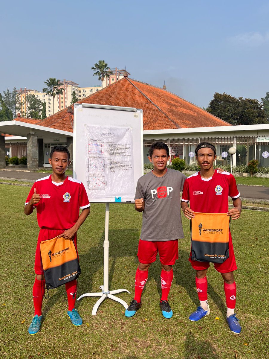 Tiga orang penerima beasiswa Program Sejuta Pelatih by Ganesport Foundation baru saja mengikuti pendidikan kepelatihan sepak bola level dasar PSSI di Jakarta Timur baru-baru ini. Semangat!! #SepakbolaIndonesia