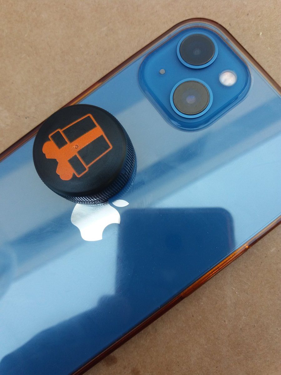 Yakın bir arkadaşımın iphone 13 var ama hala coco cola'dan çıkan interneti yapıyor.