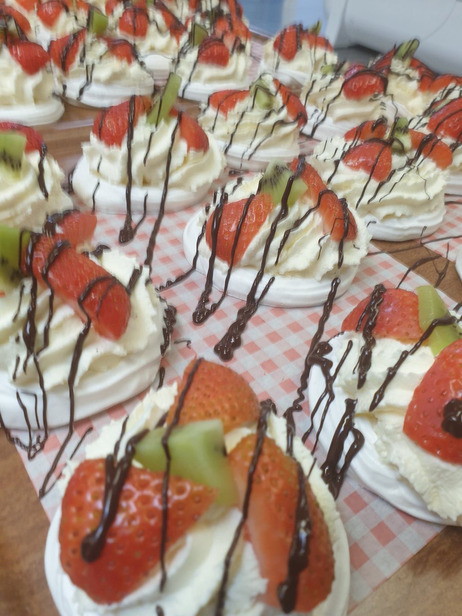Dessert of the day...Staff Inset day 🍓🍓🍓
<a href="/Headshipjourney/">Amanda McShane</a> @Thomas_Franks_ <a href="/WeAreCumnor/">Cumnor House School</a>