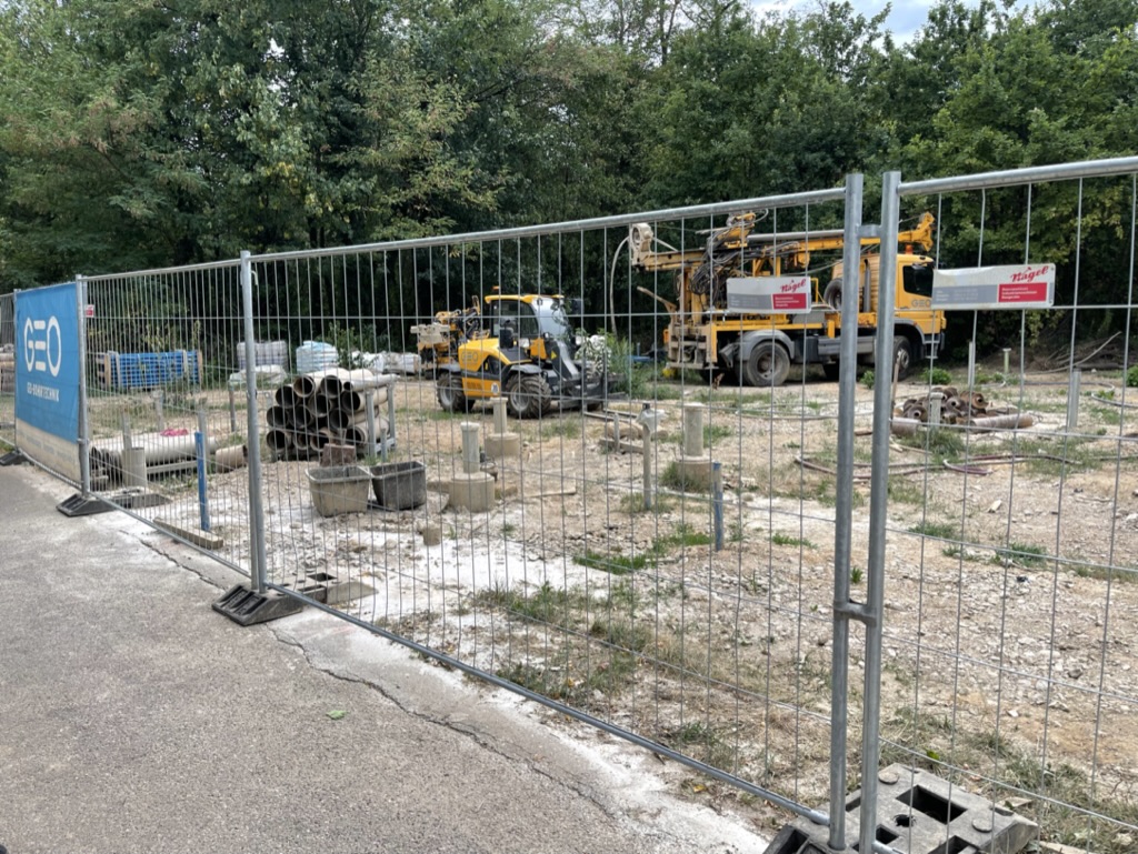 Bohrarbeiten neben dem Radweg auf der Haid - ganz in der Nähe vom Rieselfeld: rieselfeld.biz/index.php/ries…
#Altlasten #Silbergrube