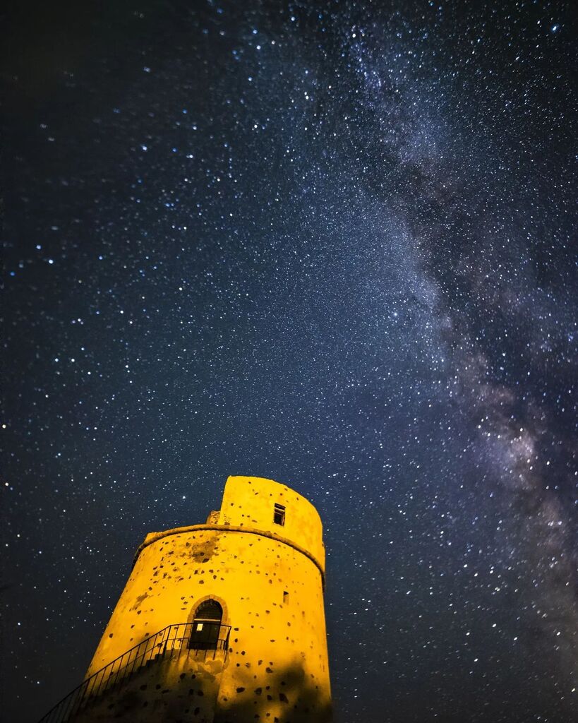 Via Lattea sulla torre canai, Sardegna. Primo tentativo di astrofotografia.

#vialattea #milkyway #sardegna #torrecanai #astrophotography #astrofotografia #fotonotturne #nightphotography #nightsky #santantioco #nightskyphotography #nikon #nikond750 #ciel… instagr.am/p/CiADYMdsc89/