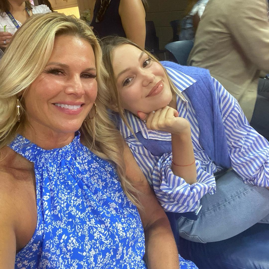 oliviaholtarg's tweet photo. 📸 Olivia Holt junto a su madre Kim Holt en el US Open de tenis en New York (31/08) https://t.co/eOpkCflyRD